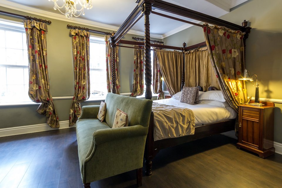 Guy Fawkes Inn Bedroom interior with four poster bed