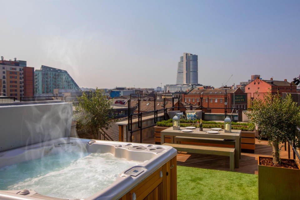 Best hotels in Leeds - The Bells Serviced Apartments hot tub